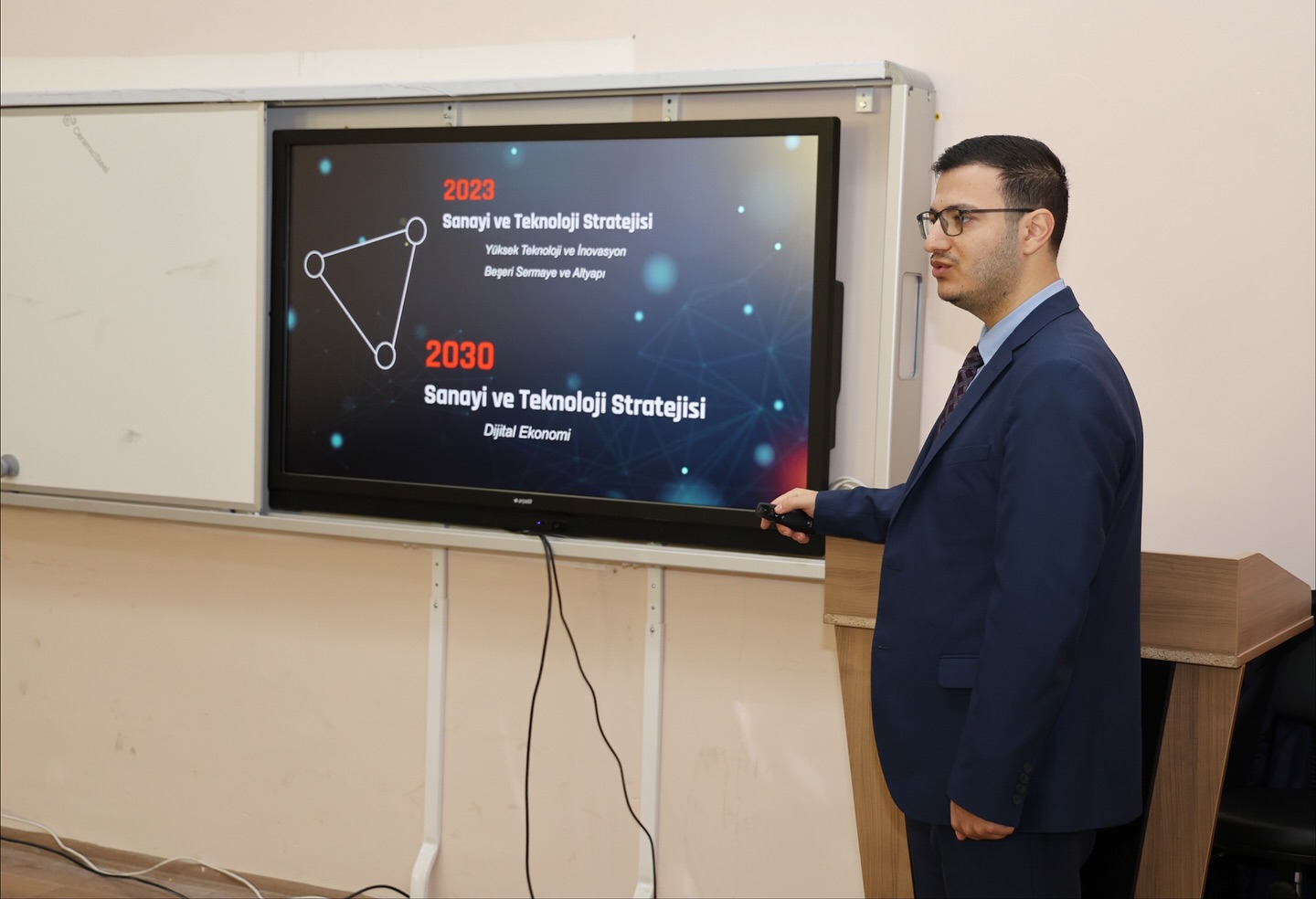 573846933 18322968169300125 6411466118290519025 N