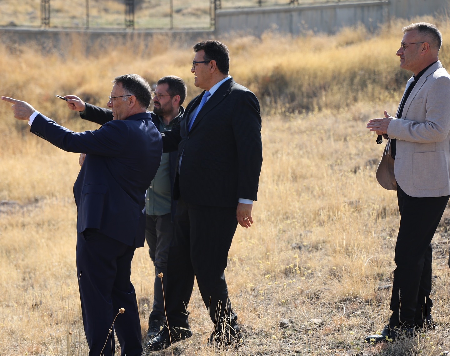 574042965 18324300208300125 8421591543884788834 N