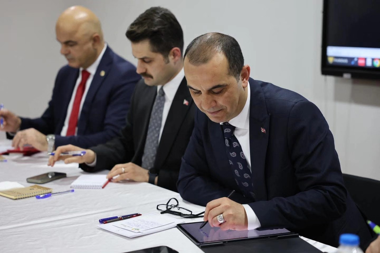 632815960 2576058892765687 2287084870915738561 N