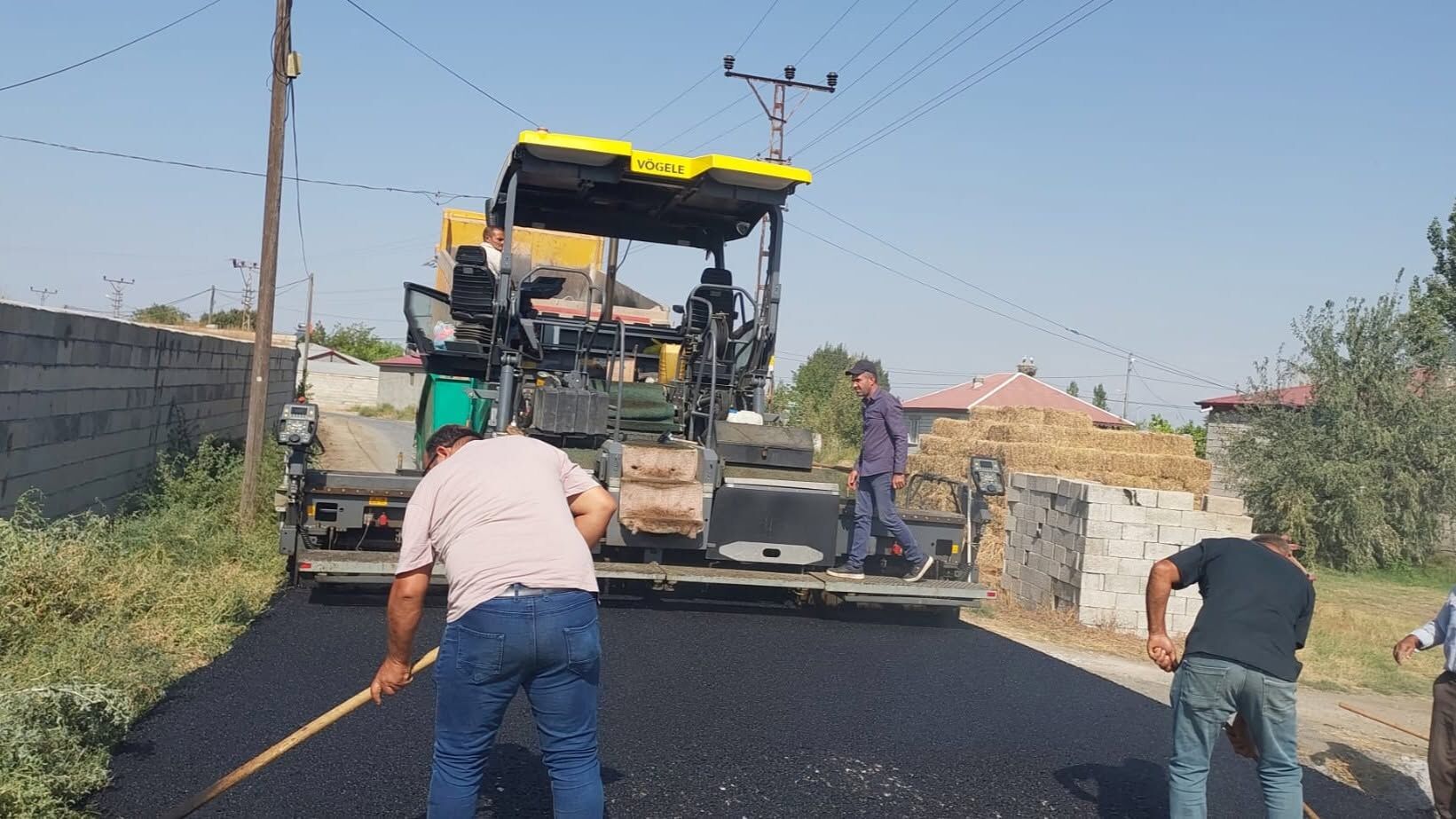 ARALIK’TA KÖY YOLLARINDA ASFALT HAMLESİ: HACI AĞA VE RAMAZANKENT ARASINDA ÇALIŞMALAR BAŞLADI