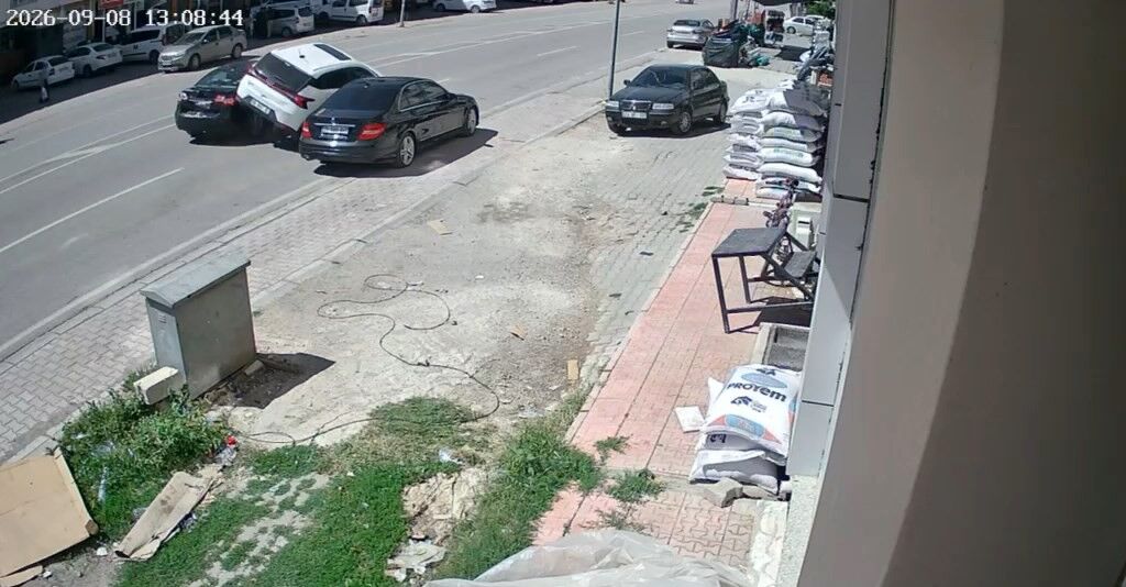 Bir gün arayla aynı yerde 2 kaza kameralara yansıdı