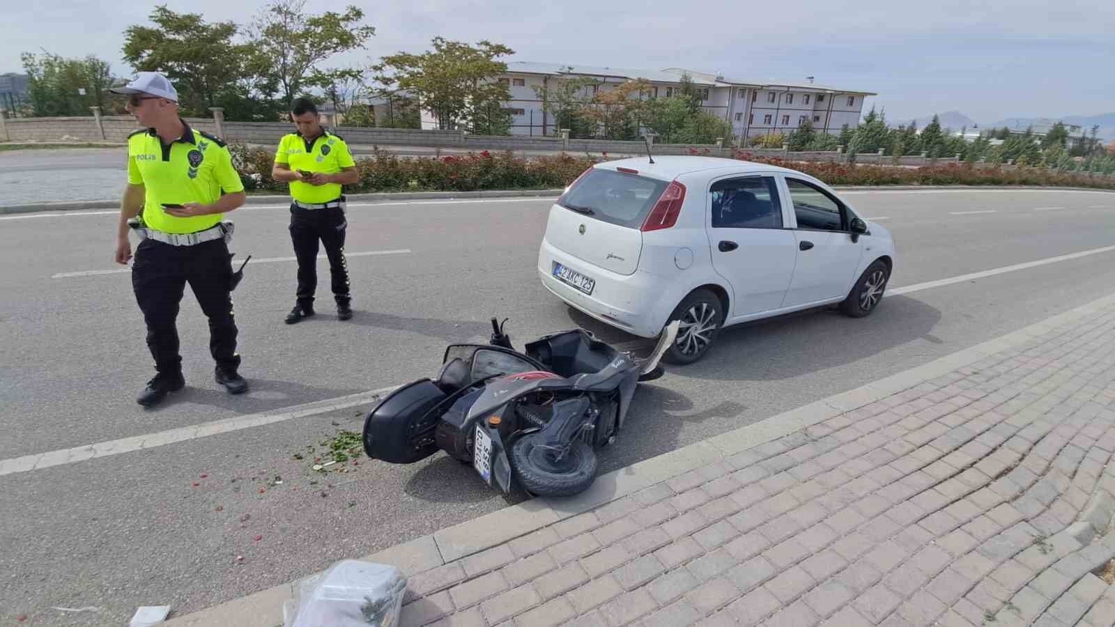 Elektrikli bisiklet park halindeki otomobile çarptı: 1 yaralı