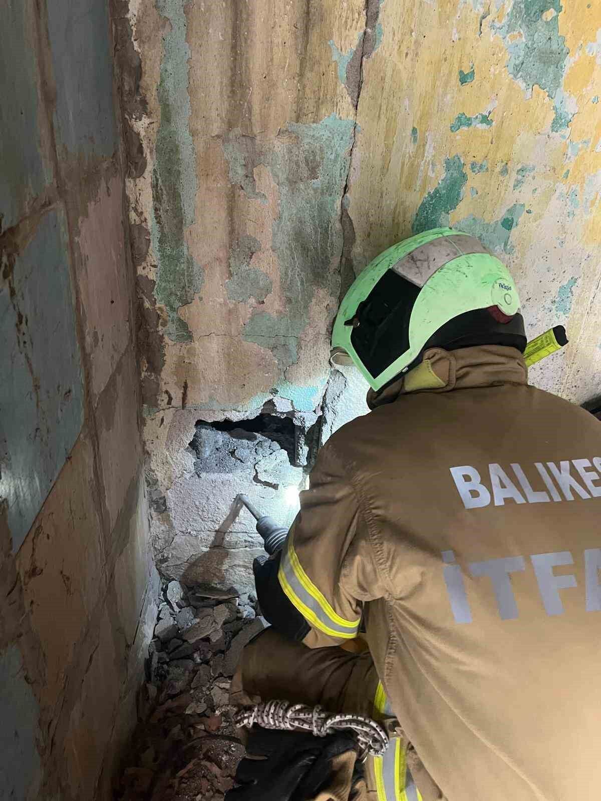 Erdek'te iki bina arasına sıkışan yavru kedi kurtarıldı