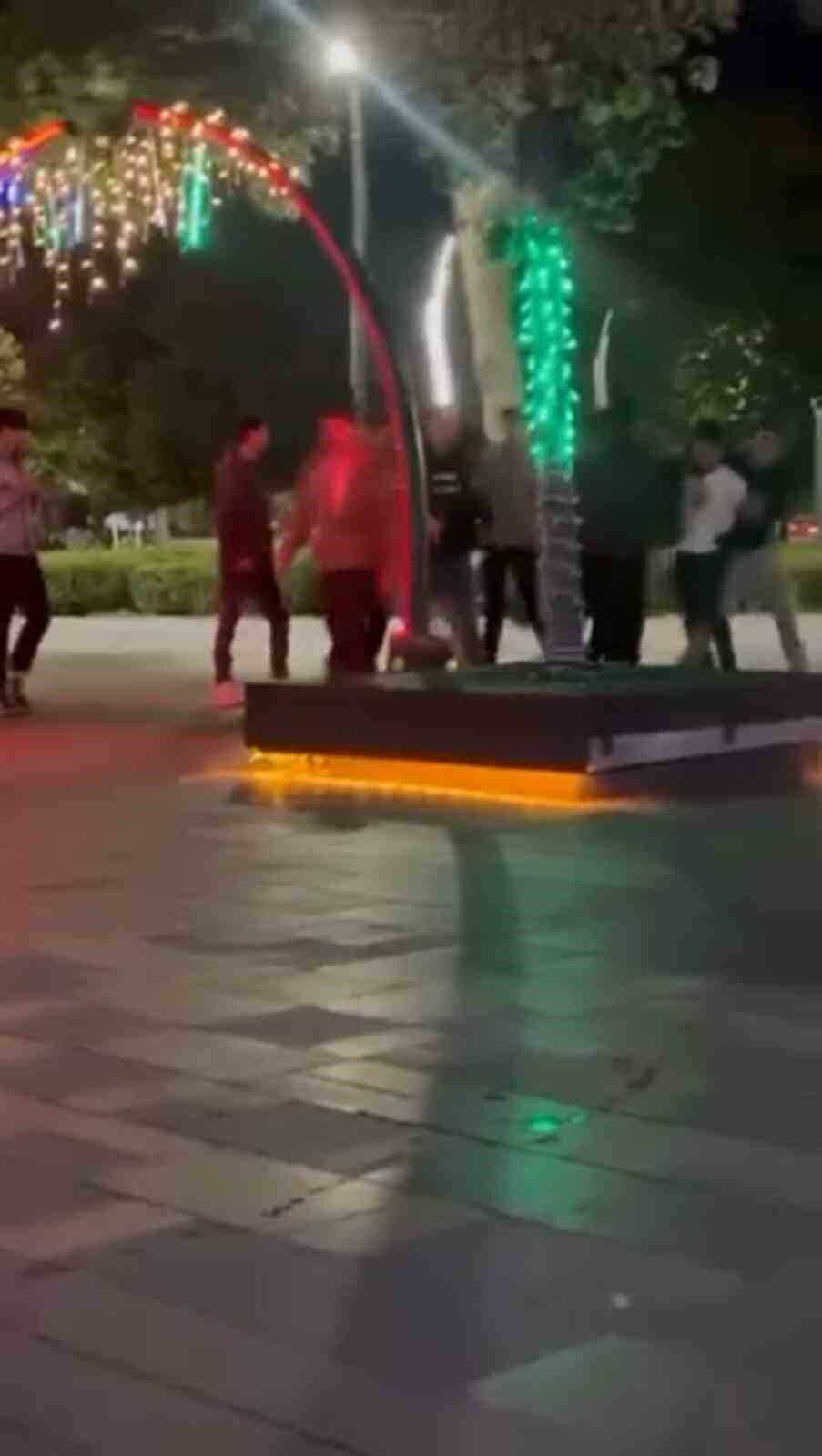 İki grup arasındaki sözlü tartışma kavgaya dönüştü