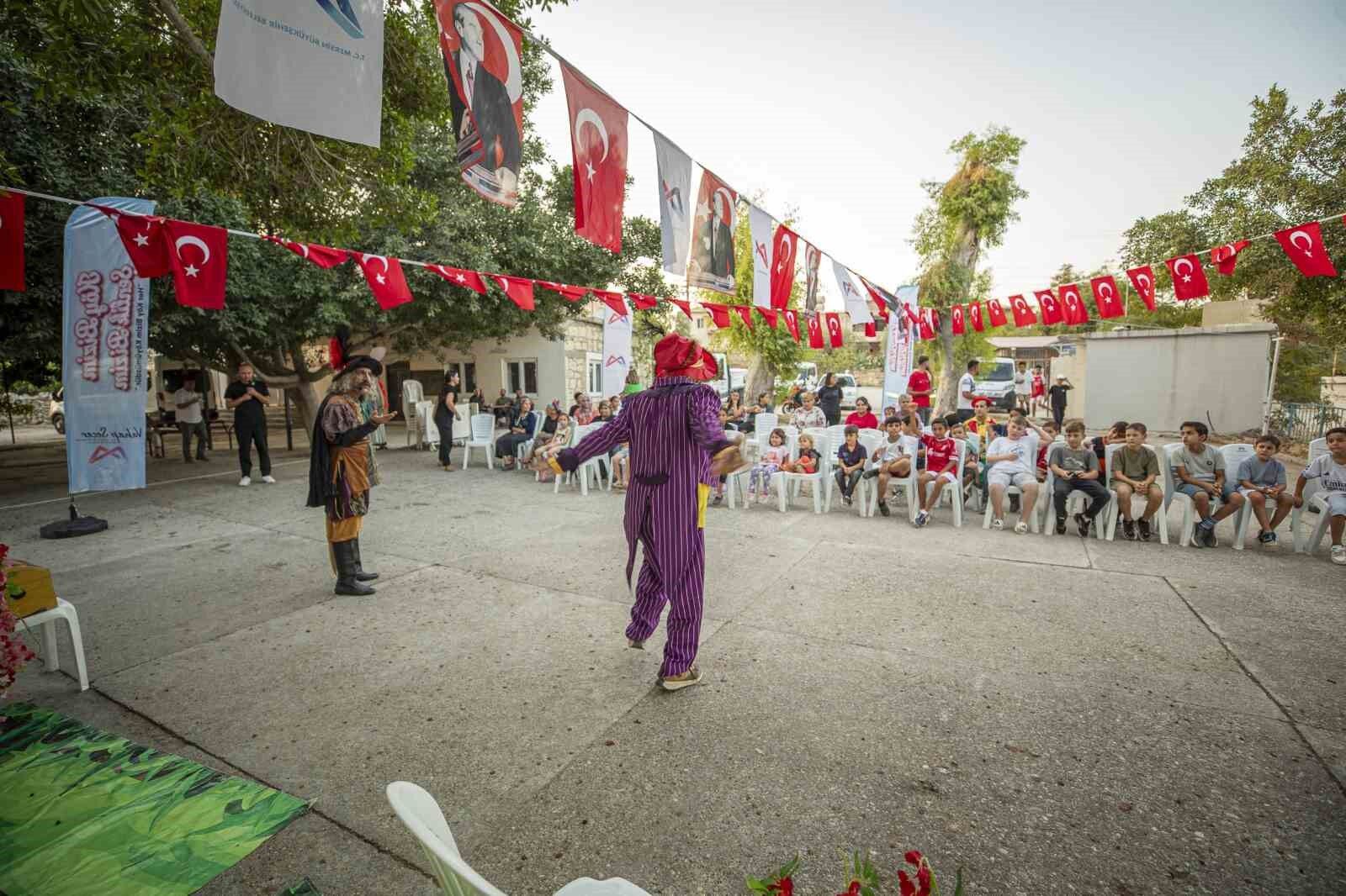 Köy meydanı çocukların oyun alanına dönüştü