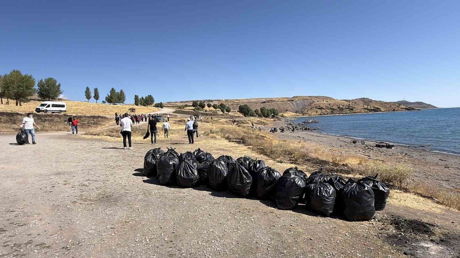 Temizlik seferberliği: 100 kişi katıldı, 4 ton çöp toplandı