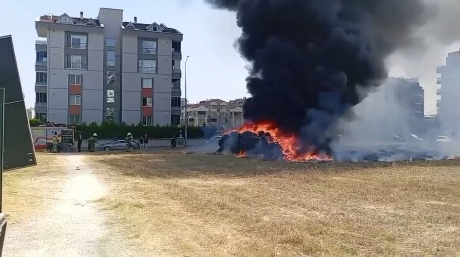 Yanan halı saha malzemeleri, site sakinlerine korku dolu anlar yaşattı