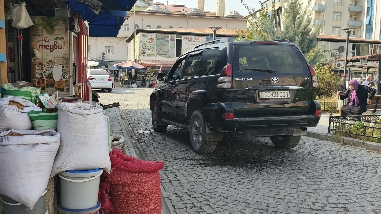Nahçıvan'lı Turistler Iğdır Esnafına Can Suyu Oldu: Durgunluk Alışverişle Aşıldı
