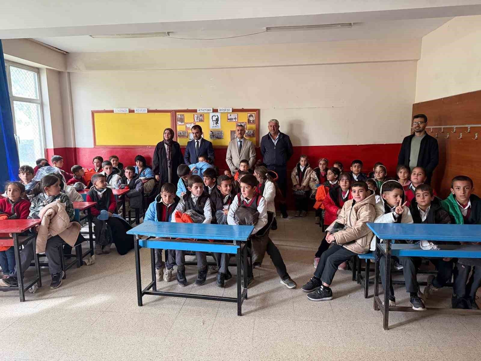 100 Öğrenciye mont ve bot yardımı