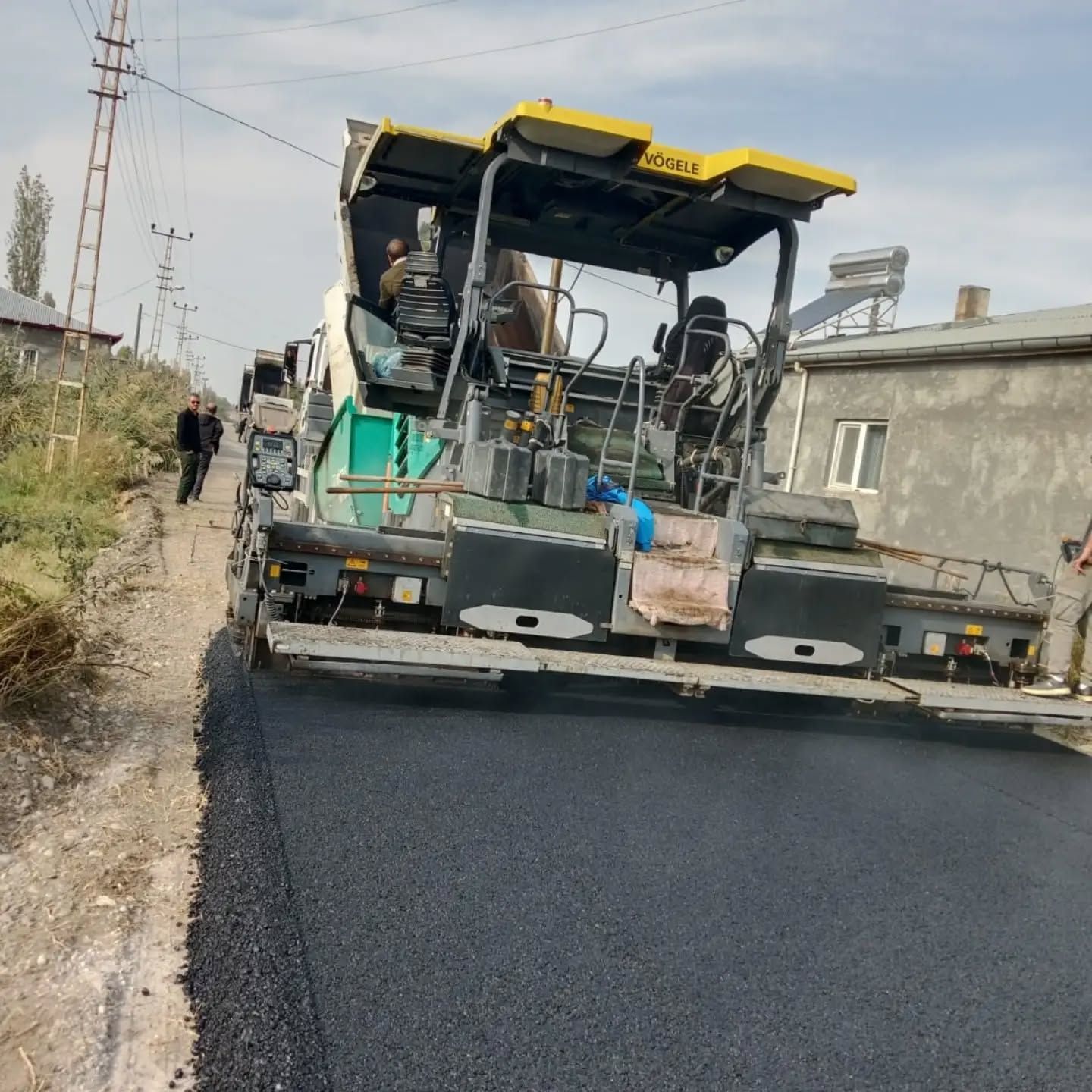 YUKARI ÇAMURLU KÖYÜ OKUL YOLUNDA BİTÜMLÜ SICAK ASFALT MÜJDESİ
