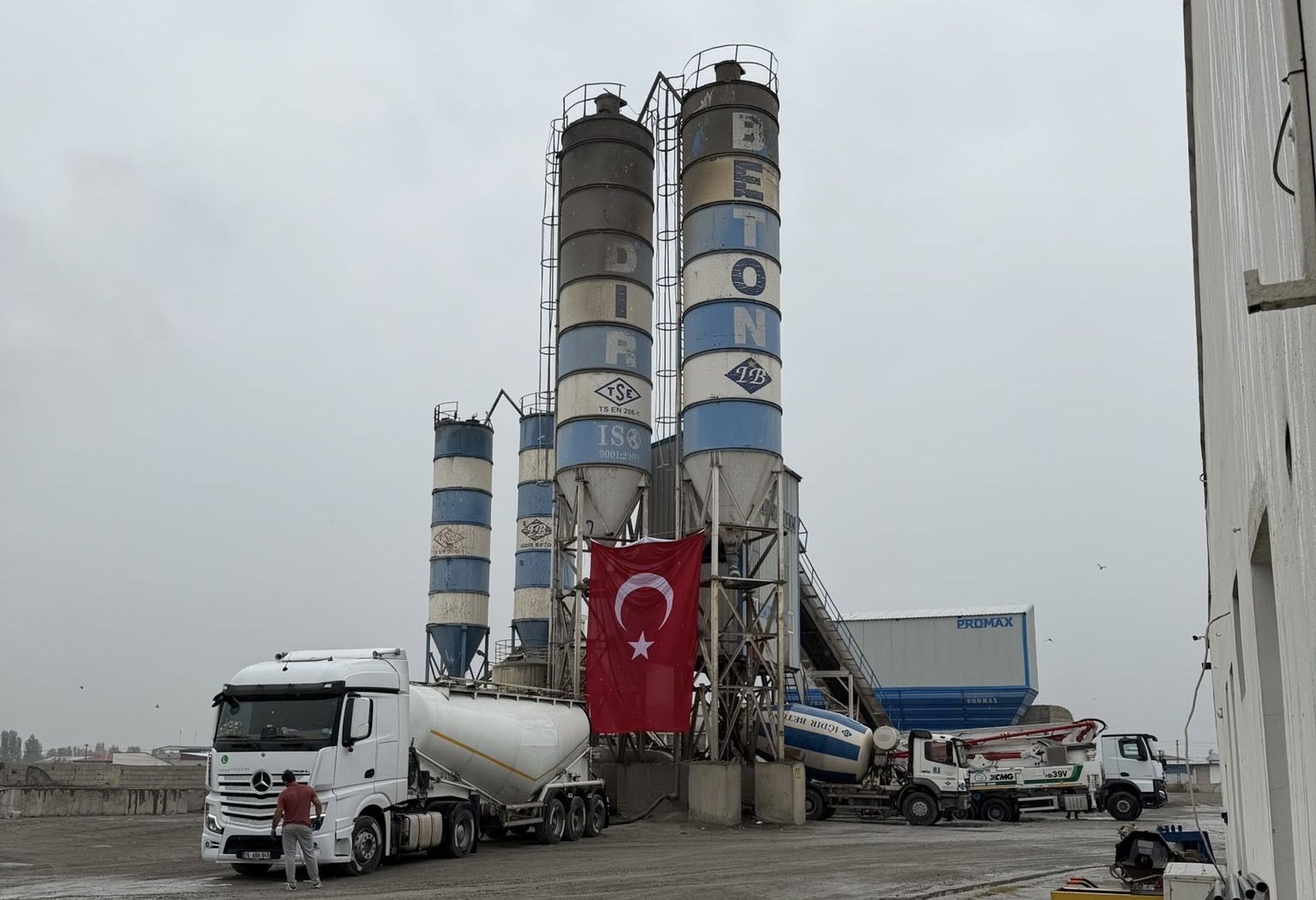 IĞDIR BETON DEV TÜRK BAYRAĞI ASTI