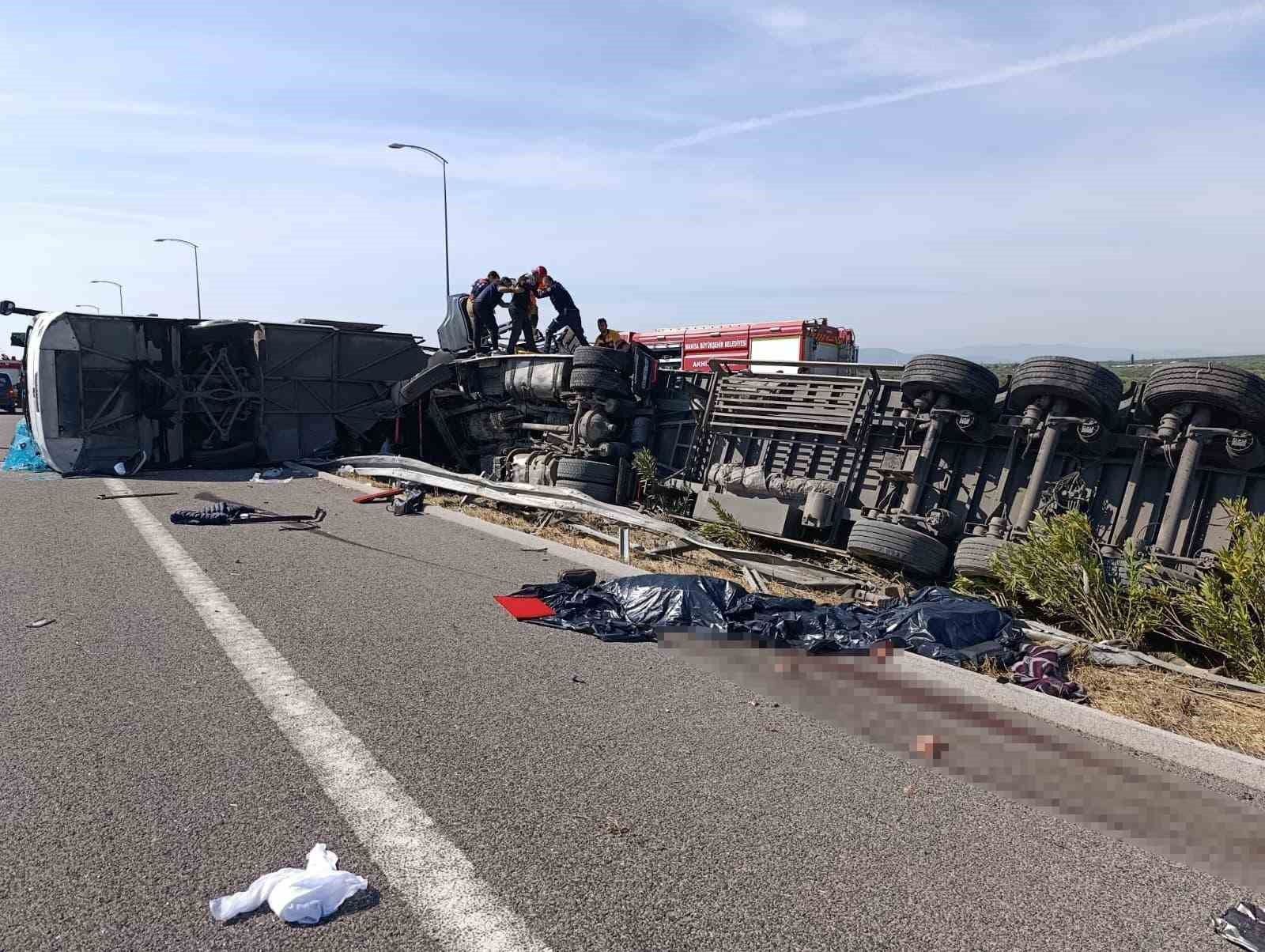 Akhisar İstanbul otobanında çekici ile yolcu otobüsünün çarpışması sonucu ilk belirlemelere göre çok sayıda kişi yaralanırken 11 kişi hayatını kaybetti.