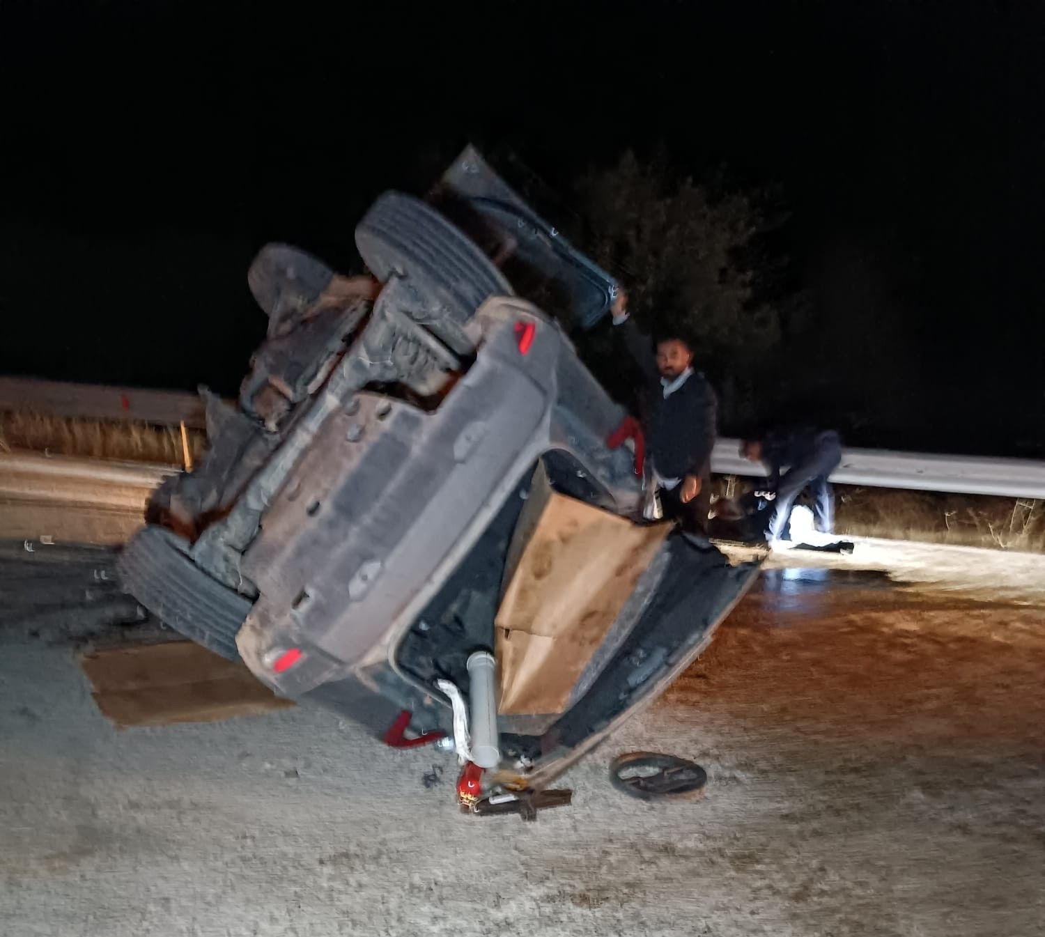 Beton mikseri ile çarpışan araç devrildi: 2 yaralı