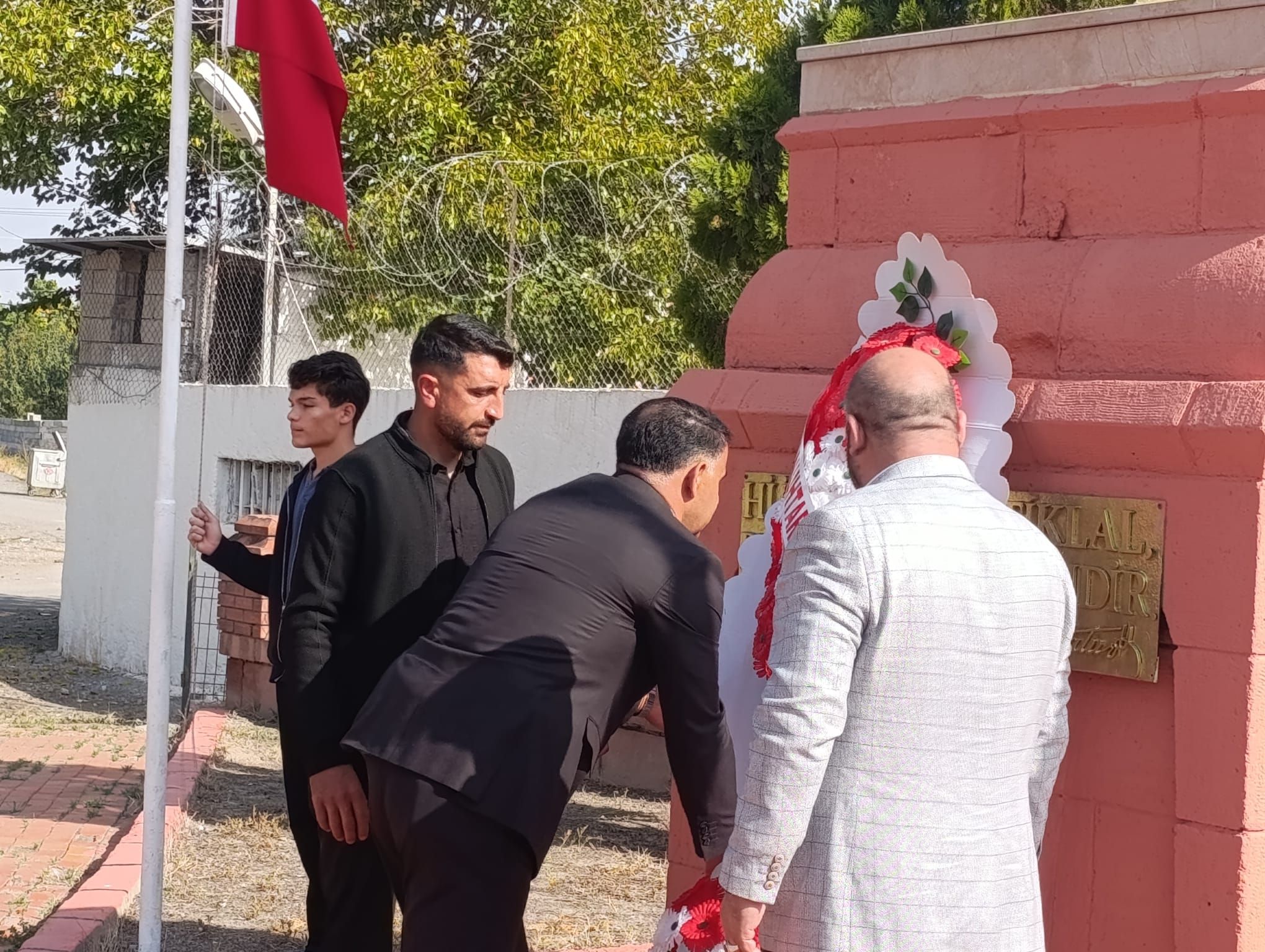 19 EKİM MUHTARLAR GÜNÜNDE ATATÜRK BÜSTÜNE ÇELENK BIRAKILDI