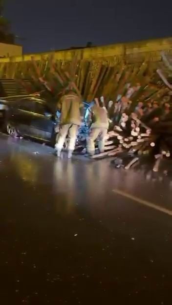 Diyarbakır'da otomobil kerestelerin arasına daldı: 2 yaralı