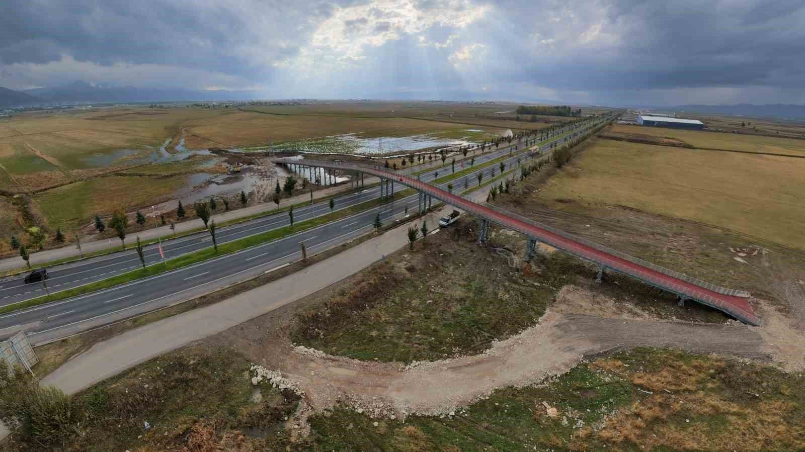 Erzurum'da hayvanların güvenli geçişi için yapılan ekolojik köprü tamamlandı