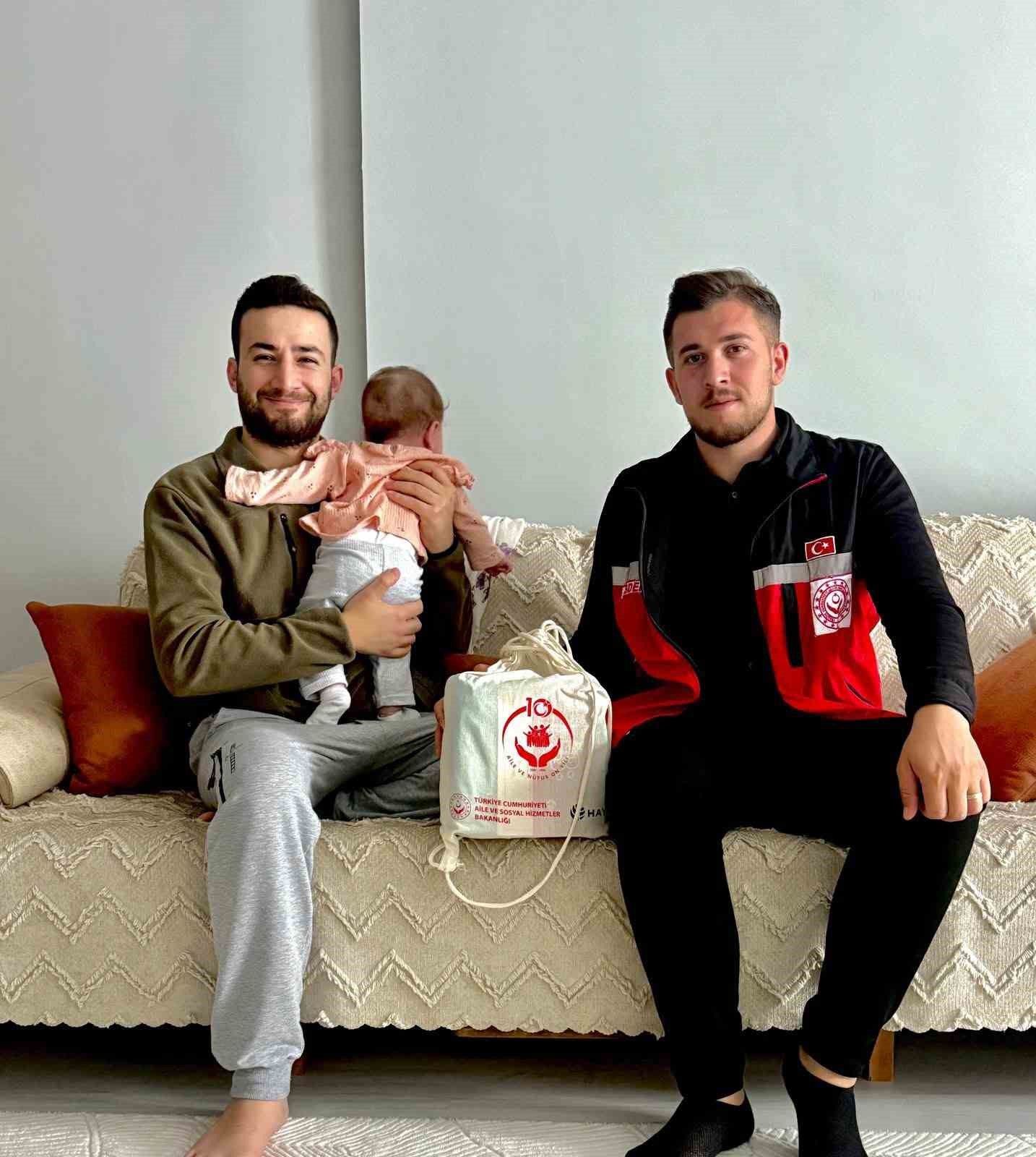 Genç çiftlere bebek bakım desteği