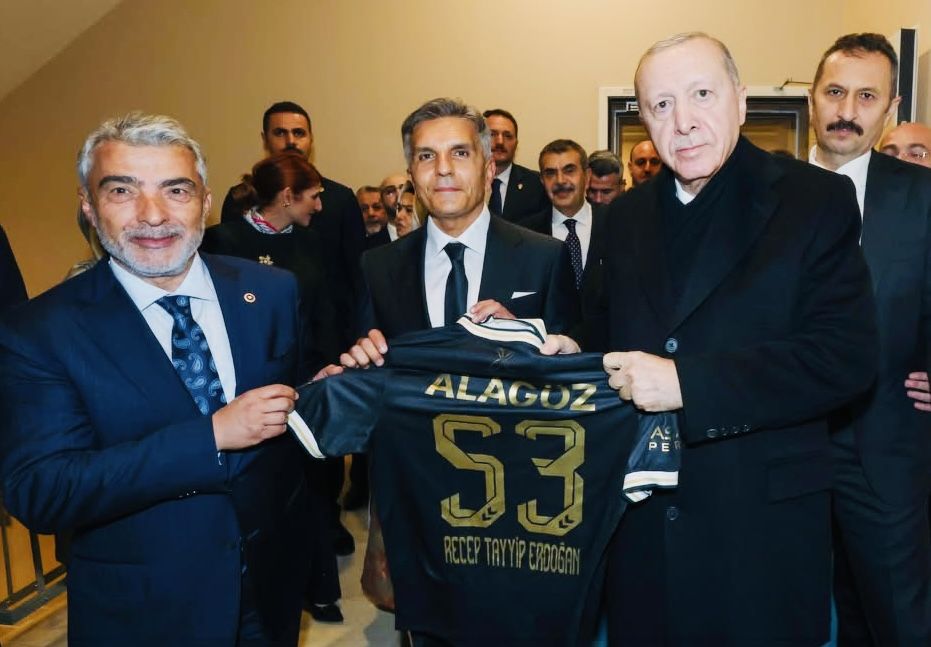 Cumhurbaşkanı Erdoğan’a Alagöz Holding Iğdır FK Forması Hediye Edildi