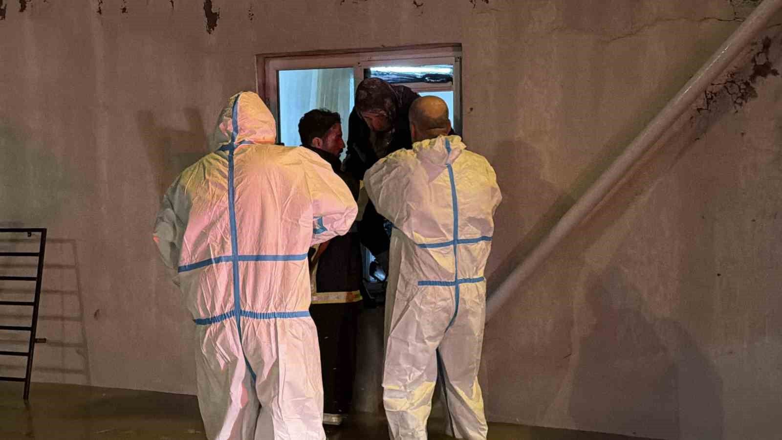 Kapıdan çıkamayan 2 yaşlı kadını itfaiye pencereden kurtardı