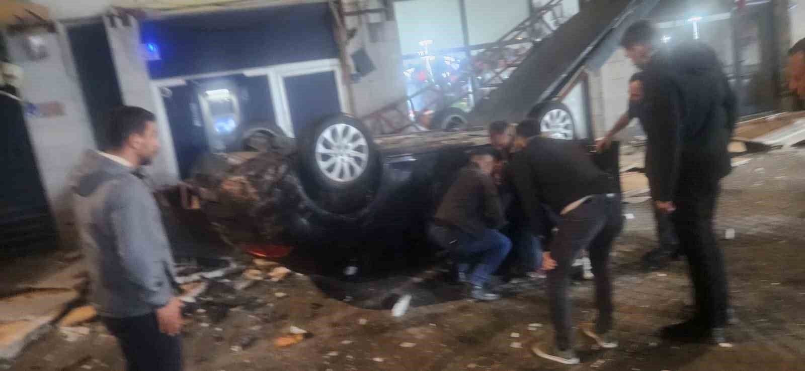 Kayseri'de otomobil 50 metre yükseklikteki kayalıktan dükkanların üzerine uçtu: 1 yaralı