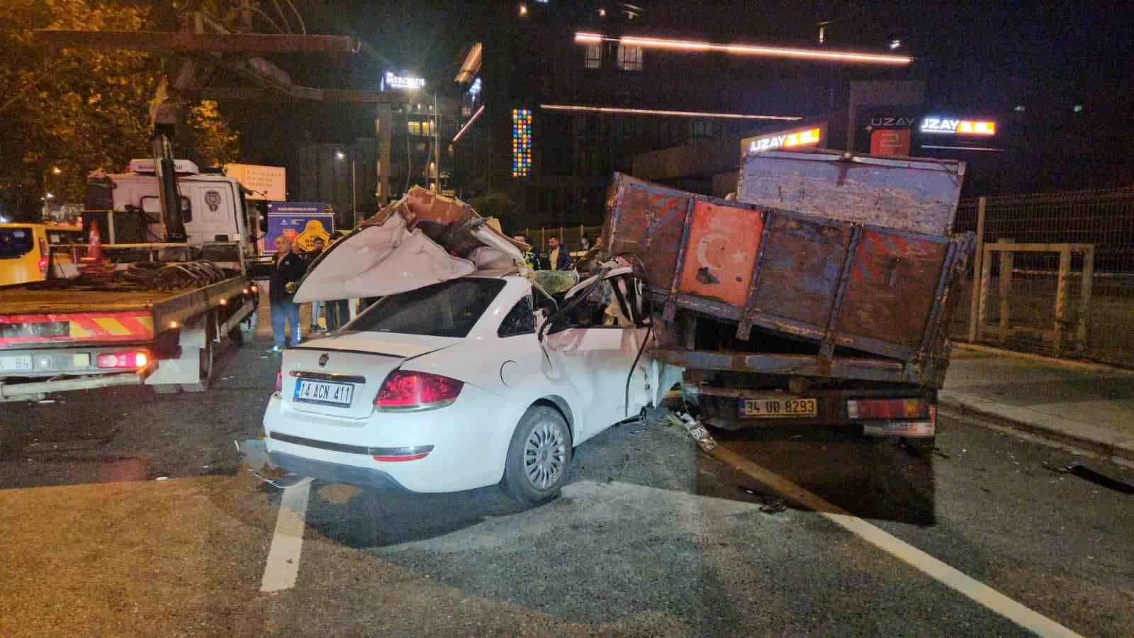 Makas atan alkollü sürücü kamyonun altına girdi: 3 yaralı