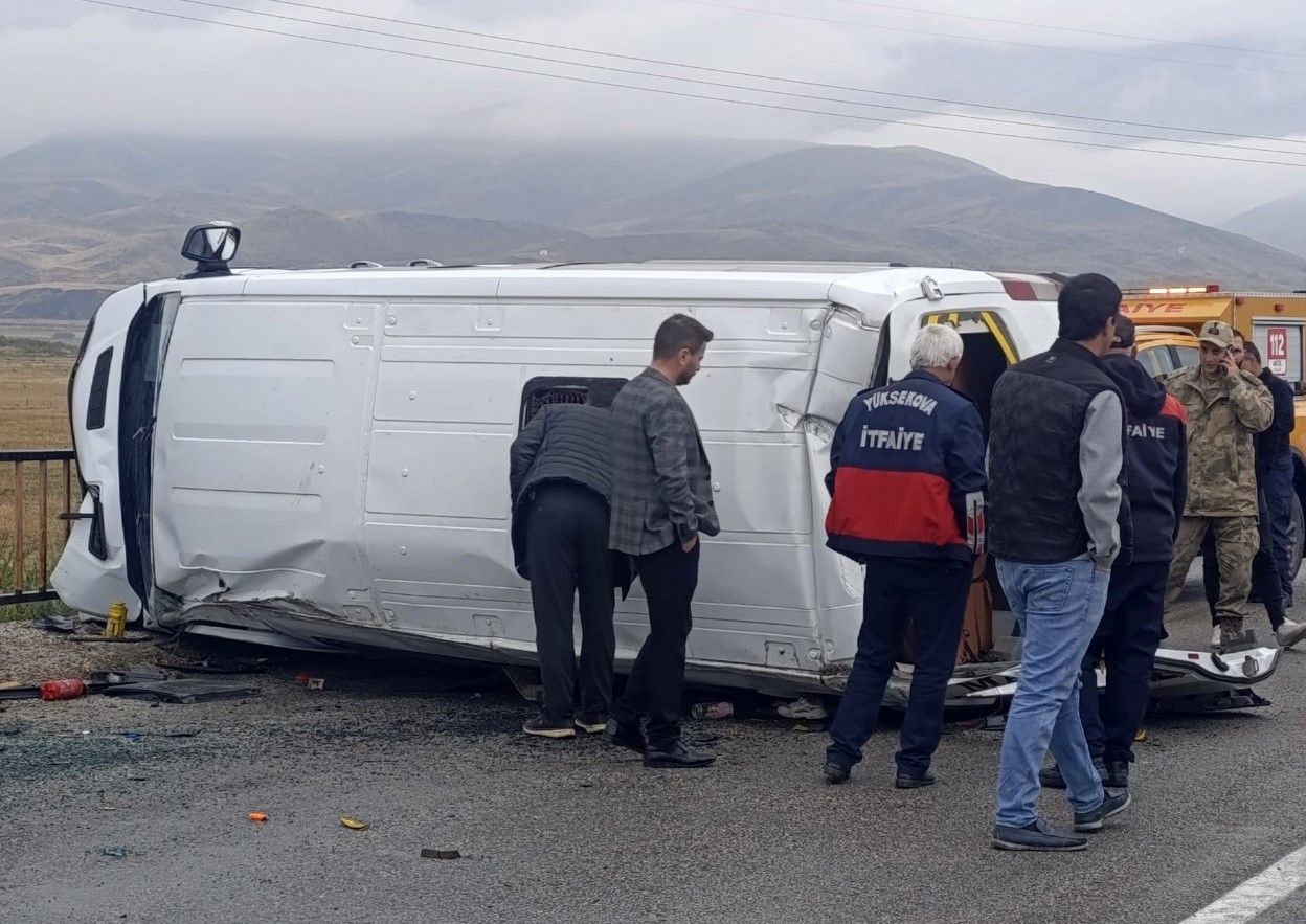 Öğrenci servisi devrildi: 10 yaralı