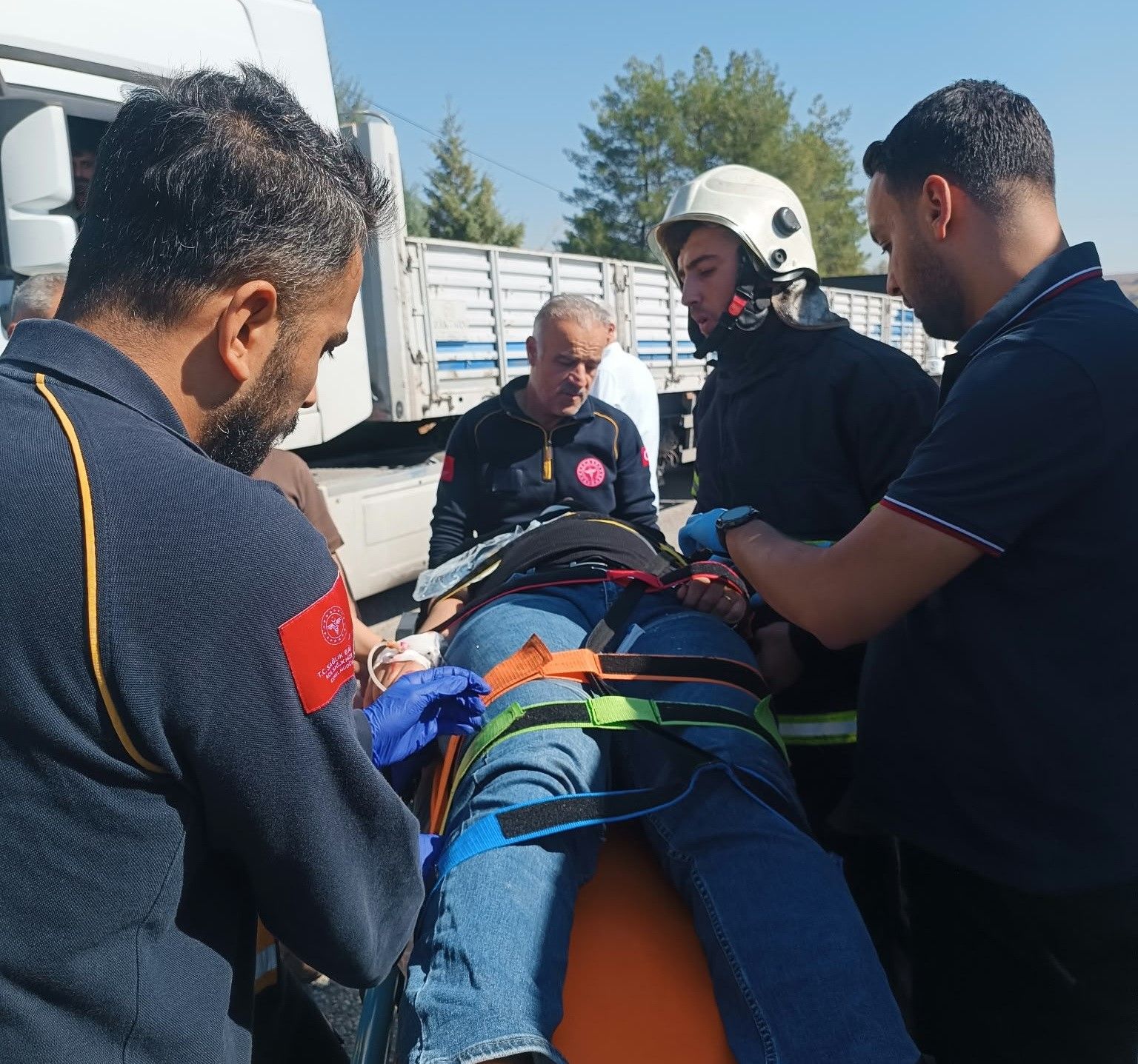 Otomobil kamyonunun altına girdi: 2'si ağır 3 yaralı