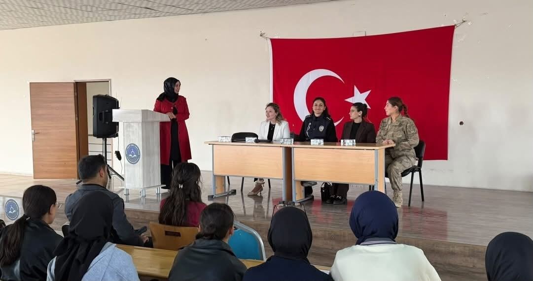 Patnos'ta 'Kariyer günleri' etkinliği: Gençlerin geleceğine ışık tutuldu