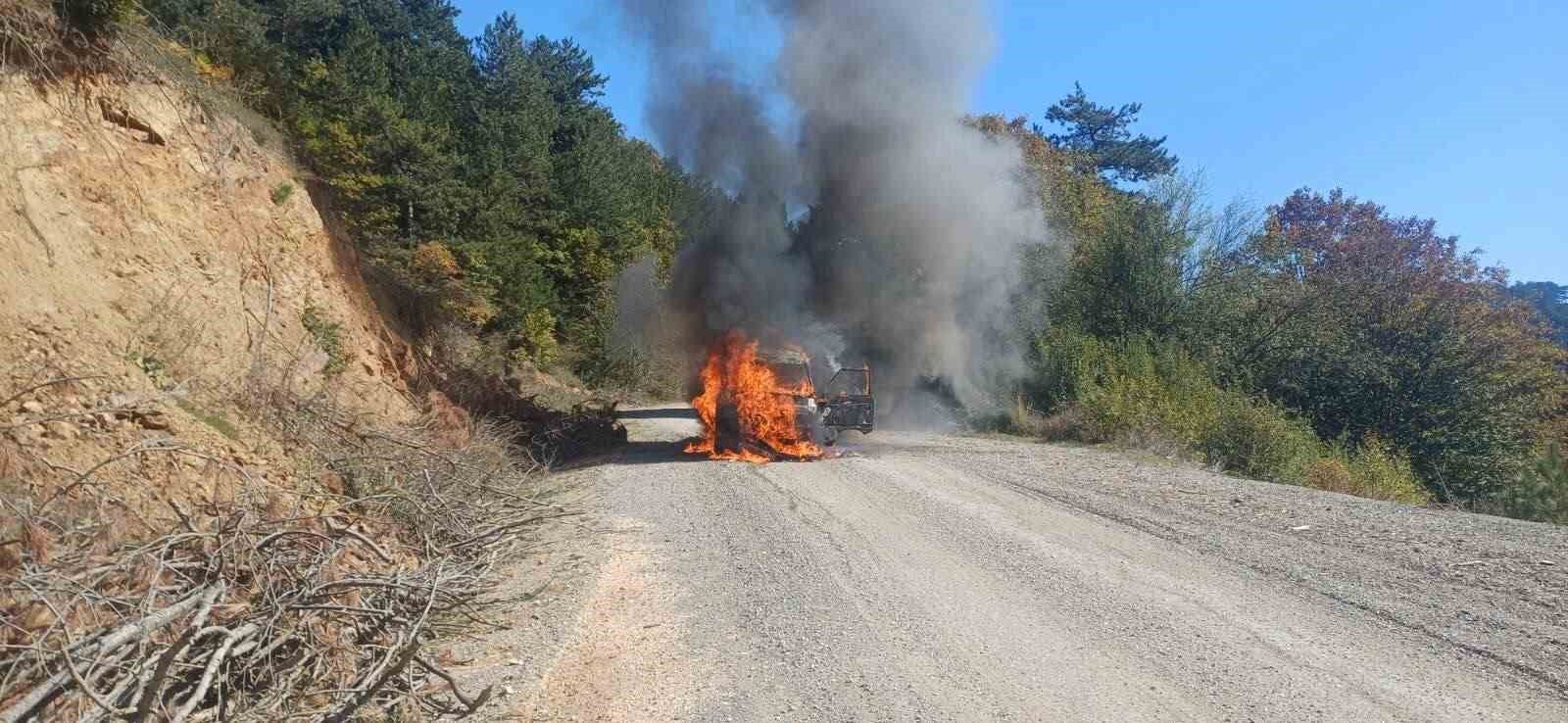 Seyir halindeki otomobil alev aldı