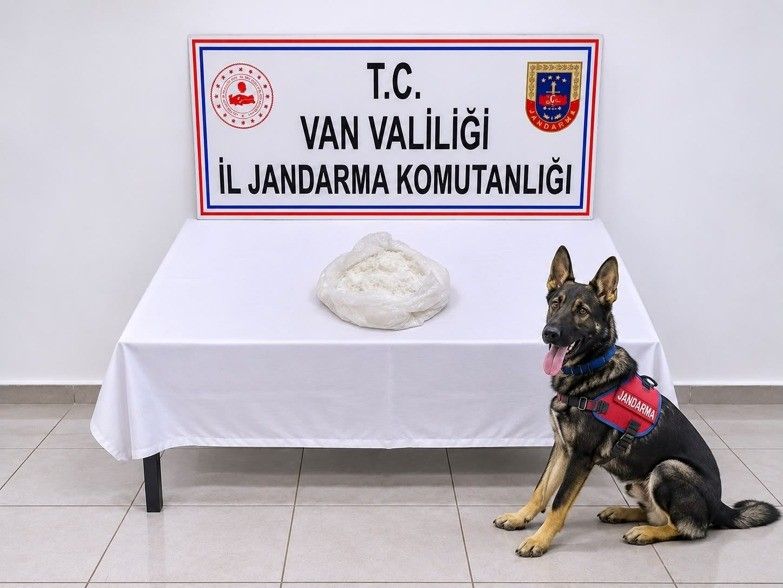 Yolcunun çantasında uyuşturucu madde ele geçirildi